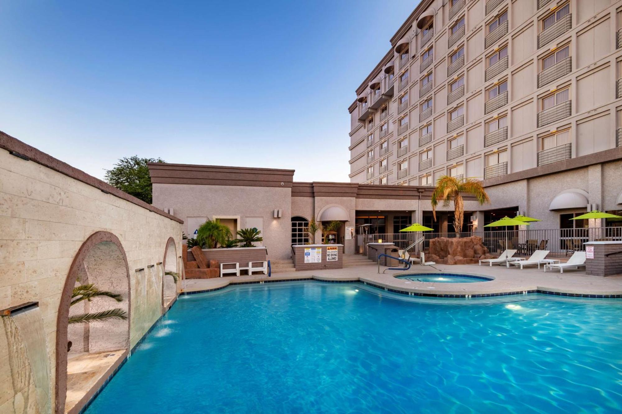 Doubletree By Hilton Phoenix Mesa Extérieur photo